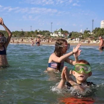 Дети на море