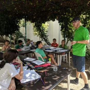 Преподаватель в зеленой футболке