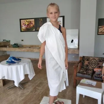 Девочка на табурете