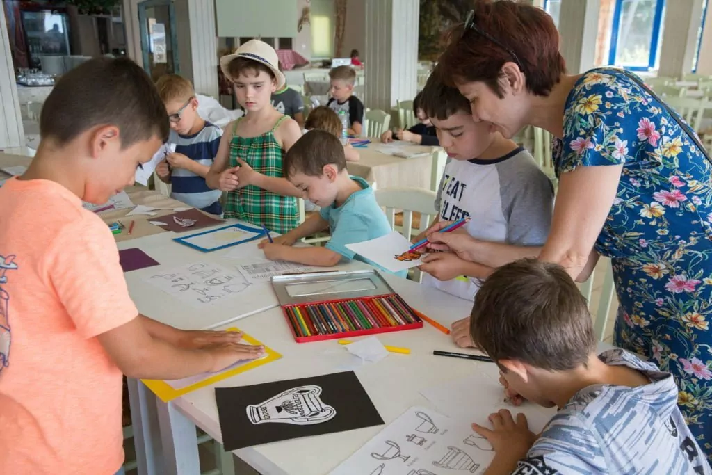Дети решают задачи в лагере