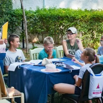 Ребята в лагере в Греции